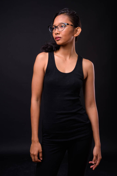 Studio laukaus nuori kaunis aasialainen nainen nenä rengas vastaan musta tausta - Valokuva, kuva