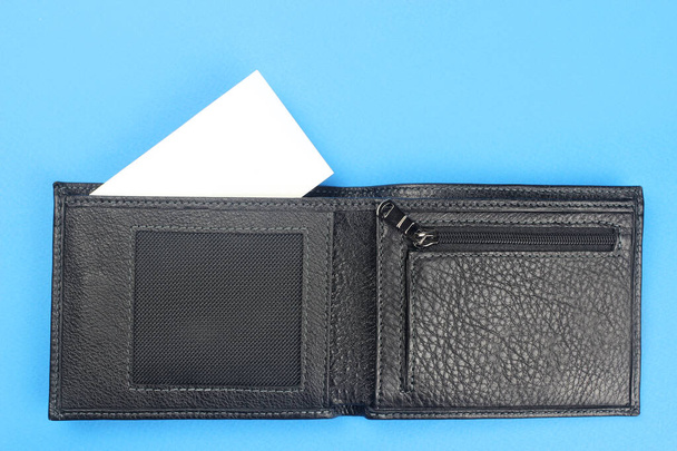 carteira de couro preto com cartão branco em branco simular
 - Foto, Imagem