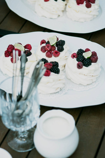 Berry dessert on a plate - Foto, afbeelding