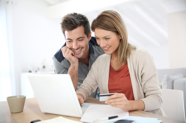 Couple buying on internet - Foto, immagini