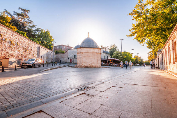 Istanbul, Turquie - 29 juillet 2020 : Vue extérieure de la mosquée Suleymaniye, située sur la troisième colline d'Istanbul. La mosquée a été commandée par Suleiman le Magnifique et conçue par Mimar Sinan. - Photo, image