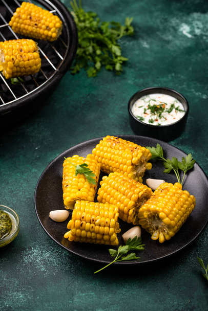 Grilled corn. Summer vegan food - Foto, Imagen