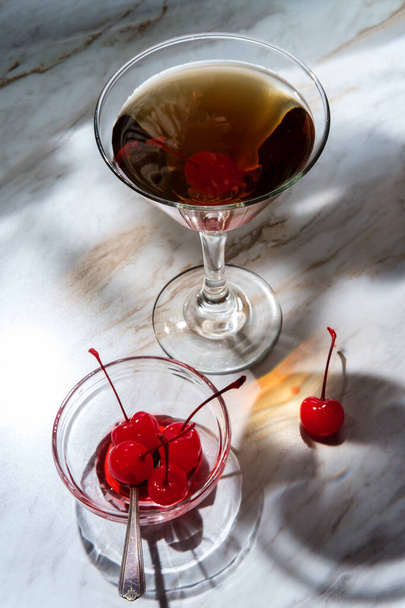 Cóctel de whisky a la antigua con guarnición de cereza al maraschino - Foto, Imagen