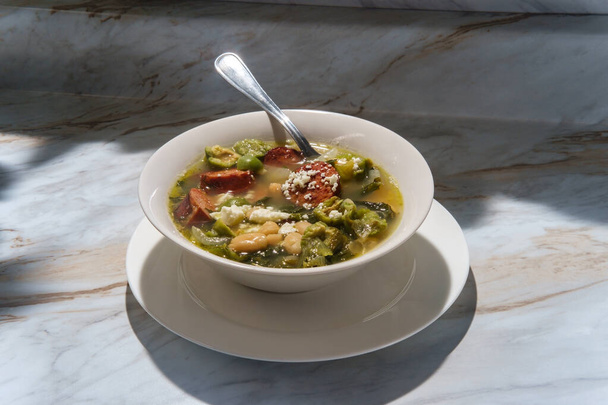 Śródziemnomorski zielony Castelvetrano escarole granat i zupa z kiełbasy - Zdjęcie, obraz