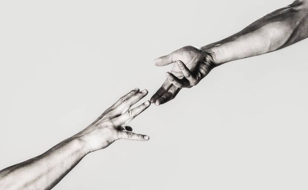 Hilfe aus nächster Nähe. Zwei Hände, helfender Arm eines Freundes, Teamwork. Helfende Hand und internationaler Tag des Friedens, Unterstützung. Nahaufnahme. Schwarz-Weiß - Foto, Bild