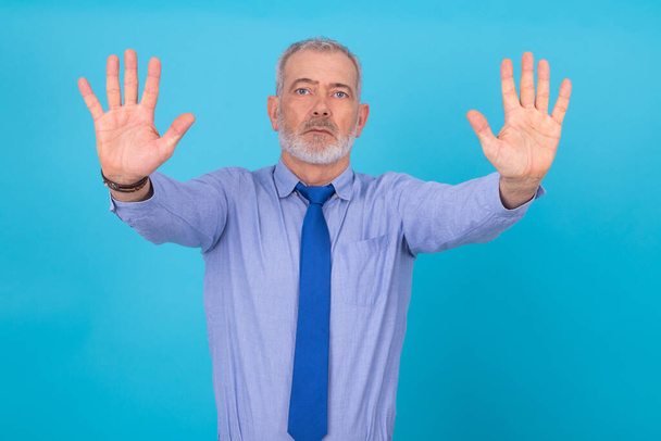Erwachsener Geschäftsmann isoliert auf farbigem Hintergrund mit Krawatte - Foto, Bild