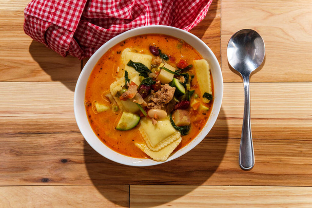 Die Werke cremige italienische Minestrone Suppe mit Käse Ravioli und Wurst - Foto, Bild