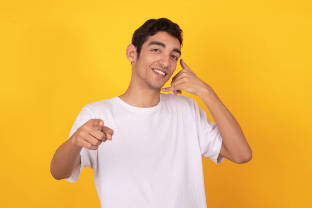 joven hombre adolescente casual estilo aislado en color fondo - Foto, imagen
