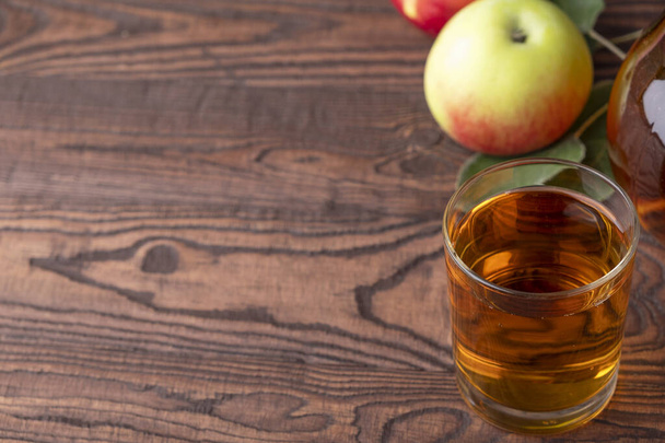 Apple juice in a glass. Text space - Foto, imagen