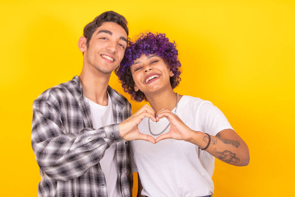 onnellinen nuori pari eristetty väri tausta - Valokuva, kuva