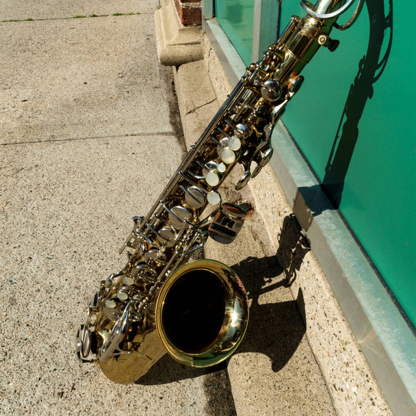 Saxophone d'instruments de musique de divertissement Jazz en plein air avec fond de rue grunge - Photo, image