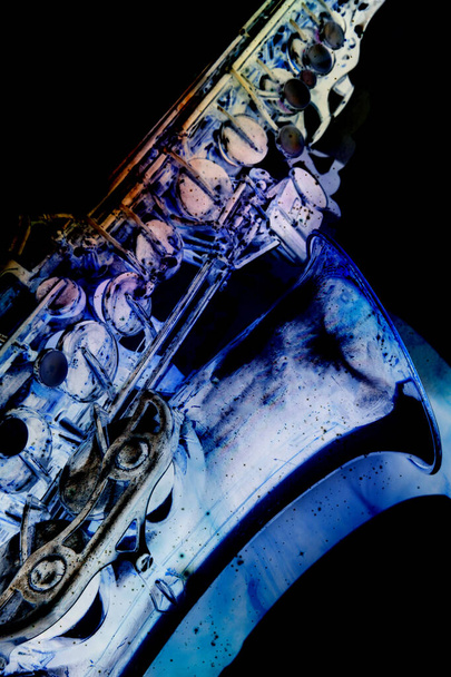 Захватывающие абстрактные цвета на саксофоне джазовой группы - Фото, изображение