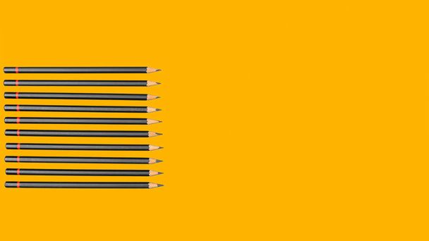 Простые графитовые карандаши на желтом фоне. Концепция образования. Текстовое пространство, вид сверху - Фото, изображение