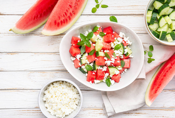 Sommer-Wassermelonen-Salat mit Feta-Käse, Gurken und Minzblättern - Foto, Bild
