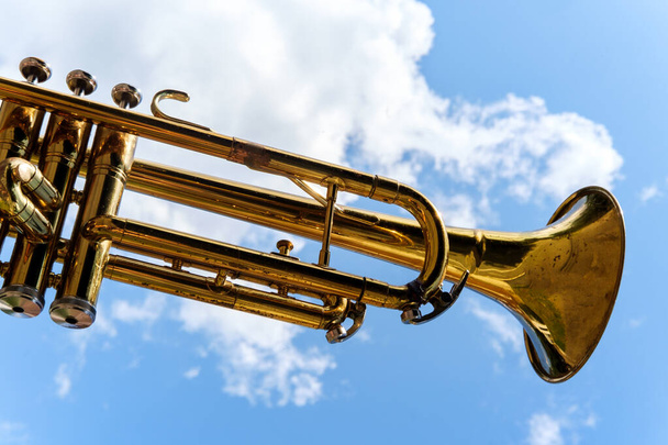 Yürüyüş bandosu kutlaması sırasında mavi gökyüzüne karşı trompet - Fotoğraf, Görsel