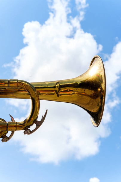 Trąbka przeciwko błękitnemu niebu podczas obchodów orkiestry marszowej - Zdjęcie, obraz