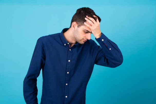 ізольований молодий чоловік з вираженням головного болю або стресу
 - Фото, зображення
