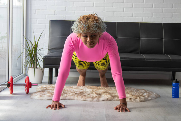 athlète femme faire push-ups et l'exercice à la maison - Photo, image