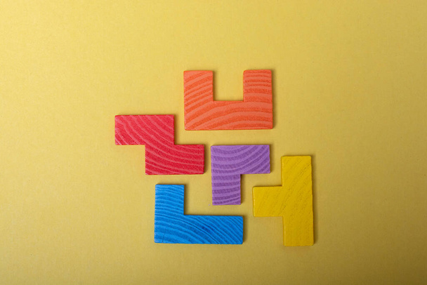 Pièce de puzzle coloré en bois comme concept de résolution de problèmes
 - Photo, image