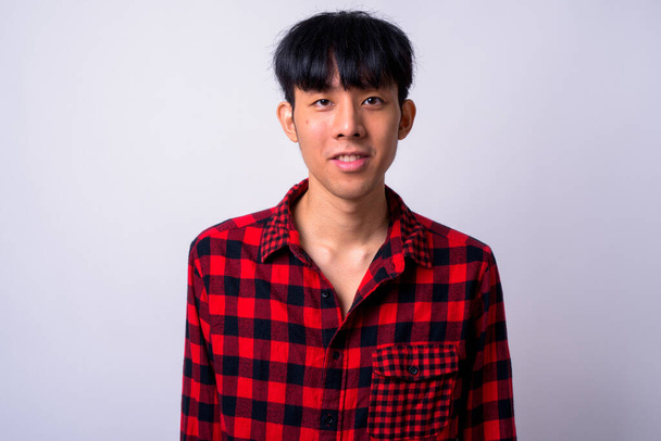 Studio laukaus nuori komea aasialainen hipster mies vastaan valkoinen tausta - Valokuva, kuva