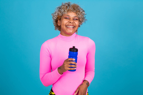 αθλήτρια γυναίκα με μπουκάλι νερό απομονωμένο στο παρασκήνιο - Φωτογραφία, εικόνα