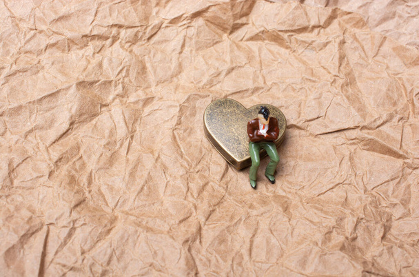 Металеве серце з людиною для любові і валентинки концепції
 - Фото, зображення