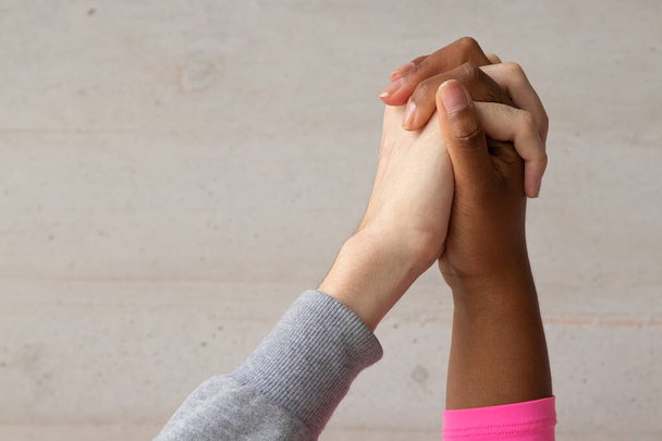 соединенные руки разных этнических рас, разнообразие - Фото, изображение