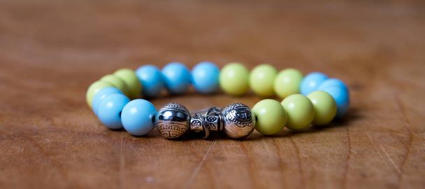 braccialetto di perle sul tavolo di legno - Foto, immagini