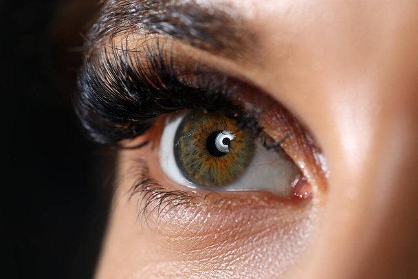 Piękna kobieta zielone kolorowe prawe oko z rzęs rozszerzeń - Zdjęcie, obraz