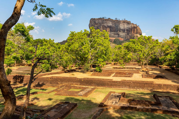 シギリヤ(Sigiriya)またはシニハリ・ライオン・ロックシンハラ(Singiriya)は、スリランカ中部のダンブラの町の近くにある、マタレ北部地区に位置する古代の岩の要塞です。. - 写真・画像