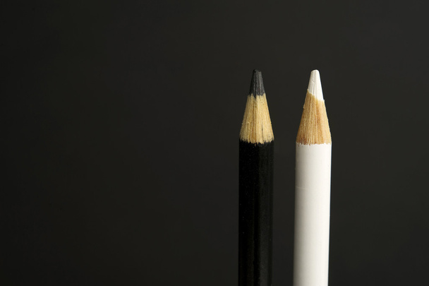 lápiz de colores blanco y negro sobre fondo negro
 - Foto, imagen