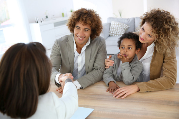 Family meeting real-estate agent - Foto, imagen