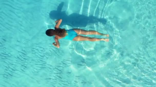  AERIAL.A young girl swims underwater. Crystal clear water.Slow motion. - Video, Çekim