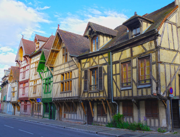 cinco casa de entramado de madera en la calle medieval - Foto, imagen