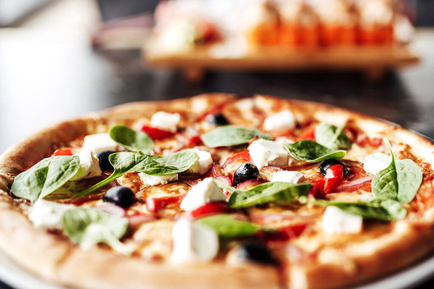 Pizza juustolla, oliiveilla ja yrteillä - Valokuva, kuva