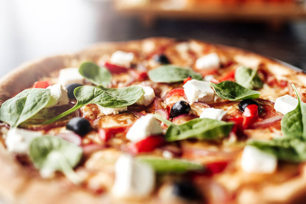 Pizza sajttal, olajbogyóval és gyógynövényekkel - Fotó, kép