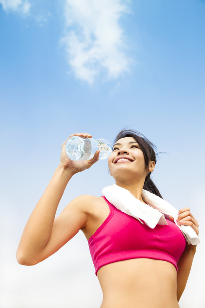 azjatyckie kobiety wody pitnej po ćwiczeń fitness - Zdjęcie, obraz