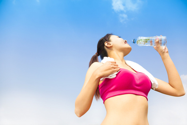 σπορ γυναίκα πόσιμο νερό μπουκάλι μετά τζόκινγκ ή τρέχει - Φωτογραφία, εικόνα