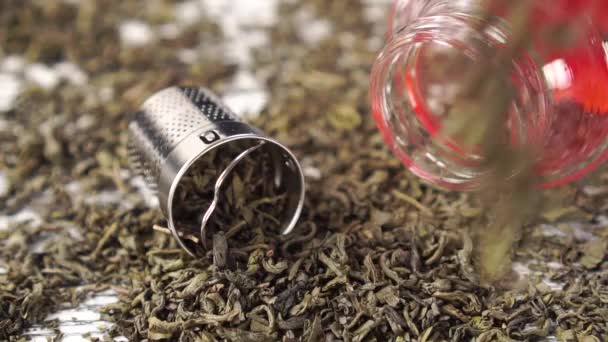 Chá verde. Folhas laminadas secas caindo em uma mesa de madeira
 - Filmagem, Vídeo