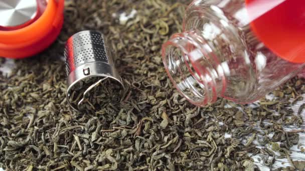 Kuiva vihreä tee. Kiinalainen teepakkaus, jossa siivilä ja lasi teekannu - Materiaali, video