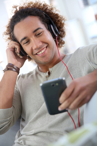 Man listening to music - Foto, Bild
