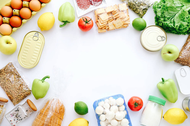 Set von Lebensmitteln aus Konserven, Gemüse, Getreide auf weißem Speck. Essenslieferkonzept. Spendenkonzept. Ansicht von oben. - Foto, Bild