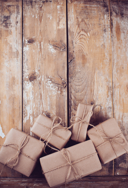 подарочные коробки, почтовые посылки на деревянной доске
 - Фото, изображение
