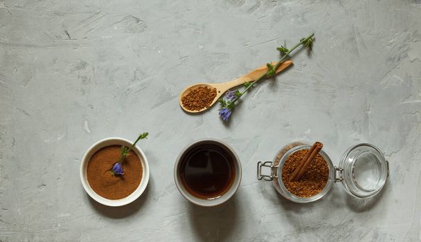 sklenice kávy bez kofeinu z kořene čekanky, mletého prášku a pelet. Pohled shora na šedé pozadí s mezerou - Fotografie, Obrázek