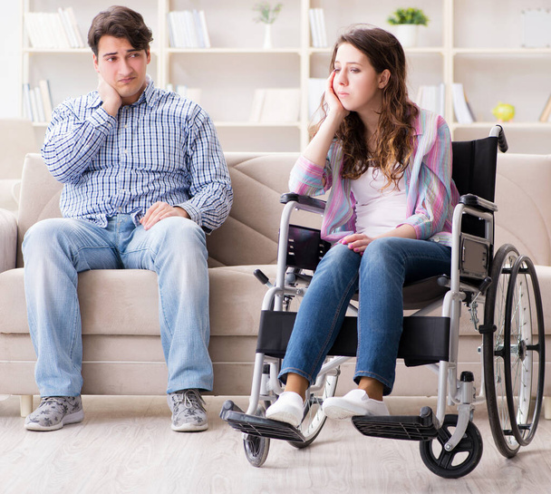 Verzweifelter Behinderter im Rollstuhl - Foto, Bild