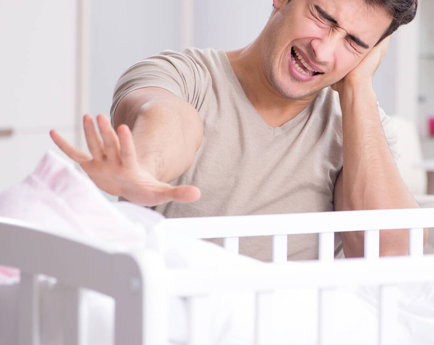 Padre joven papá frustrado por llorar bebé - Foto, Imagen