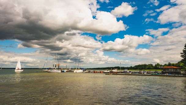  Озеро в польской Мазурии, парусные яхты в солнечный день - Фото, изображение