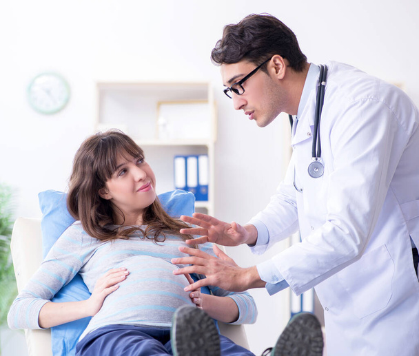 Mujer embarazada que visita al médico para consulta - Foto, imagen