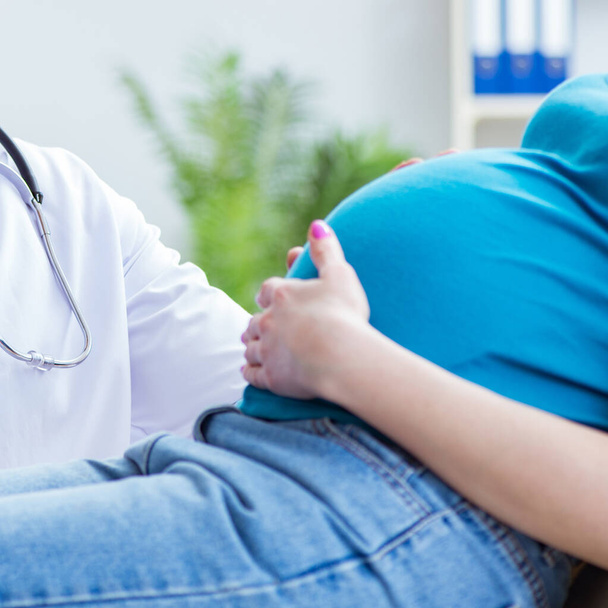 Doktor muayene hamile kadın hasta hastanede - Fotoğraf, Görsel