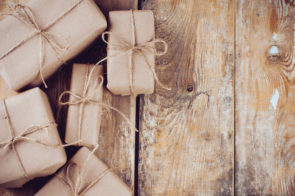 cajas de regalo, paquetes postales en tablero de madera
 - Foto, Imagen